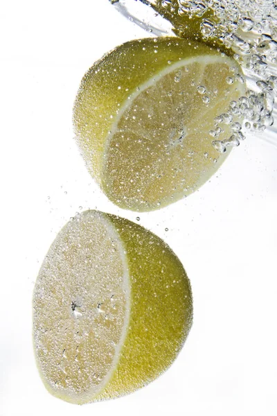 Two lemons droping in water — Stock Photo, Image