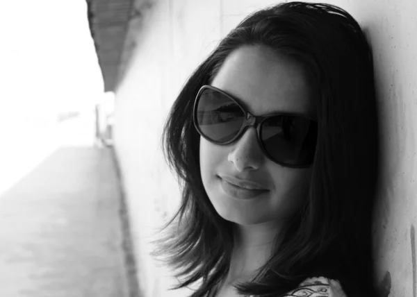 Pretty brunette girl in sunglasses — Stock Photo, Image