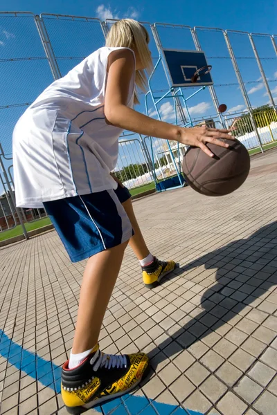 Κορίτσι παίζοντας μπάσκετ σε εξωτερικούς χώρους — Φωτογραφία Αρχείου