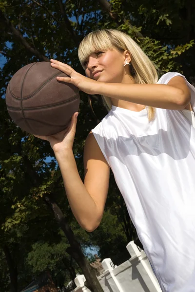 Menina jogando basquete fora — Fotografia de Stock