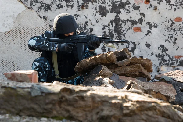 Voják se zbraní v místo úkrytu — Stock fotografie