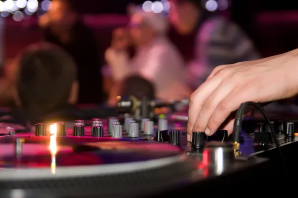 DJ playing vinyl — Stock Photo, Image