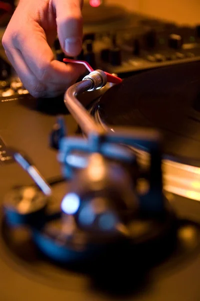 DJ 's Hand auf einem Mischpult — Stockfoto