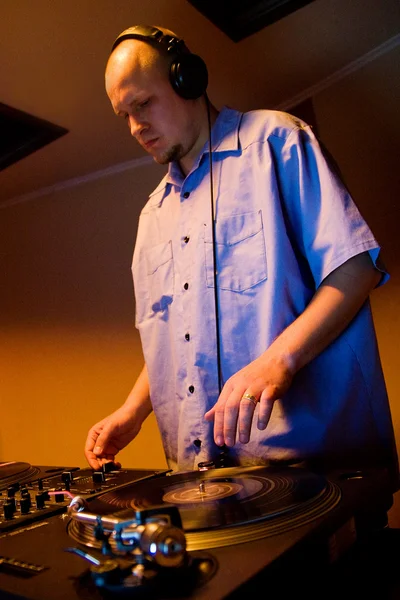 Hip-hop deejay tocando disco de vinilo — Foto de Stock
