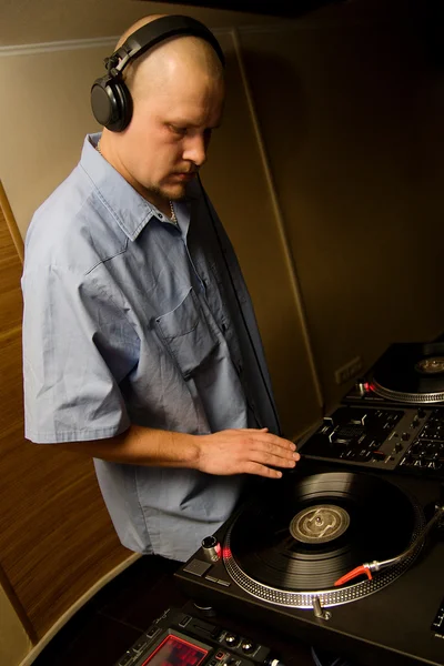 Hip-hop deejay playing vinyl record — Stock Photo, Image