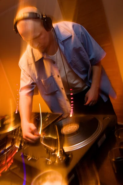 Hip-hop DJ oynarken vinil kaydı — Stok fotoğraf