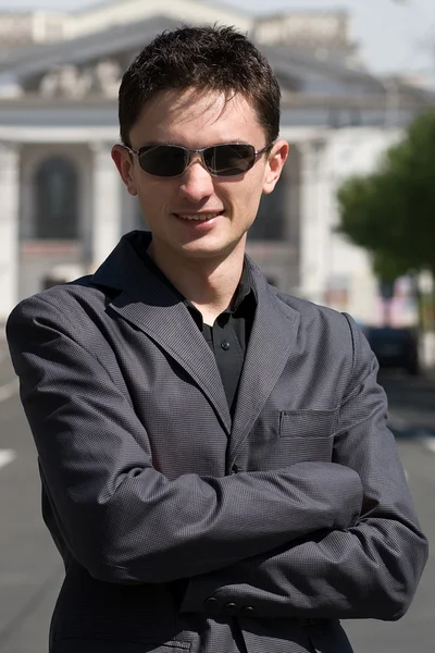 Jeune homme européen adulte en lunettes de soleil — Photo