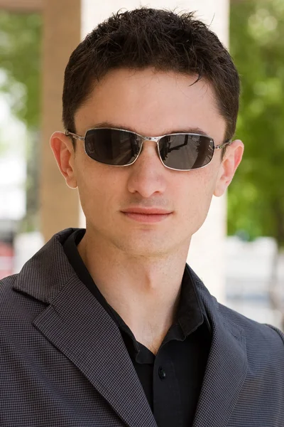 Porträt eines jungen Geschäftsmannes mit Sonnenbrille — Stockfoto