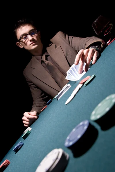Mladý samec pokerový hráč — Stock fotografie