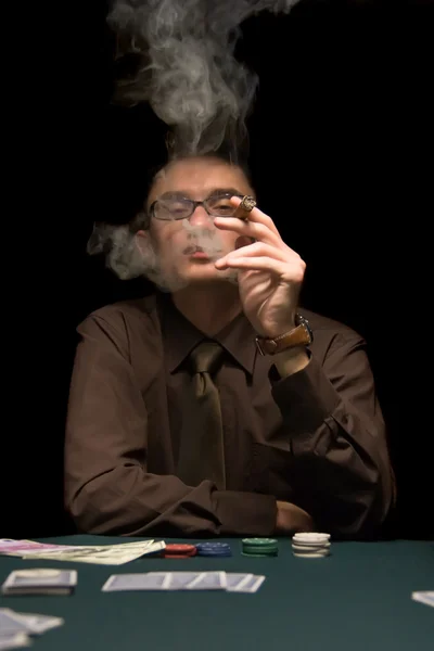 吸烟者在扑克桌上 — 图库照片