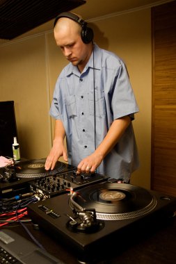 hip-hop DJ oynarken vinil kaydı