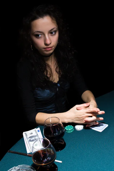 Hermosa chica jugando poker — Foto de Stock