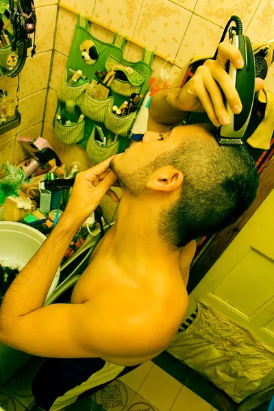 Adam kafasını banyoda tıraş — Stok fotoğraf