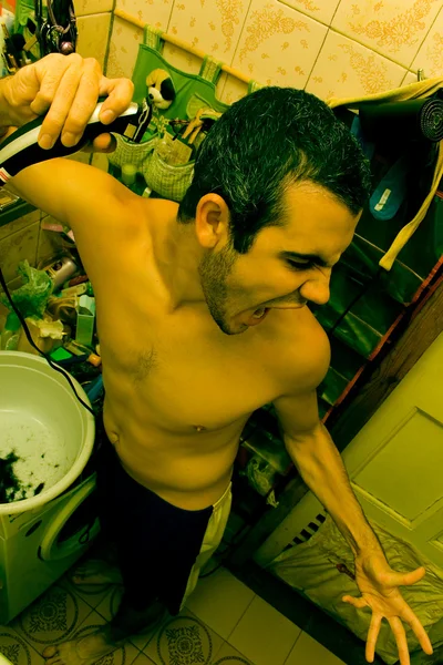 浴室で彼の頭を剃る男 — ストック写真
