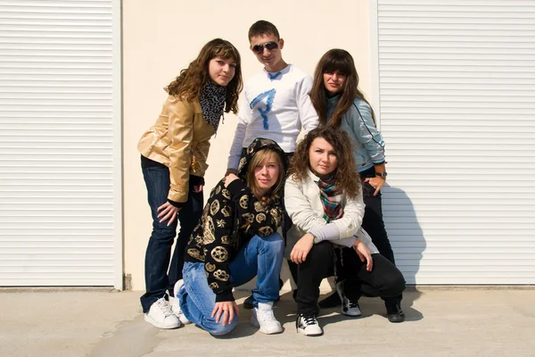 Grupo de cinco jovens — Fotografia de Stock
