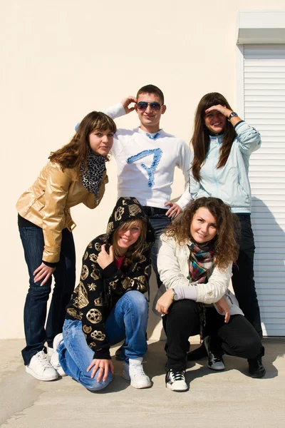 Grupo de cinco jovens sorridentes — Fotografia de Stock