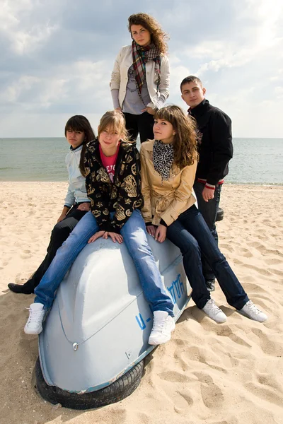 Группа из пяти друзей на лодке — стоковое фото