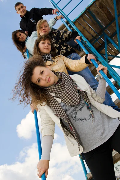 Groupe de cinq jeunes dans les escaliers — Photo