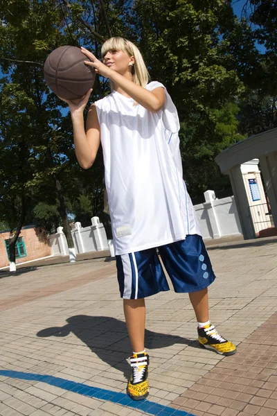 Girl playing basketball outside — Stock Photo, Image