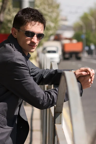 Mladý dospělý Evropský muž v sluneční brýle — Stock fotografie