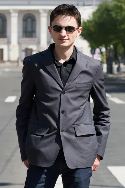 Genç Yetişkin Avrupa erkek güneş gözlüğü — Stok fotoğraf