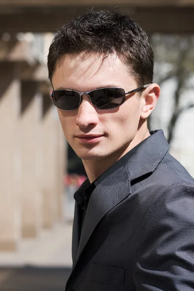 Portret van jonge zakenman in sunglas — Stockfoto