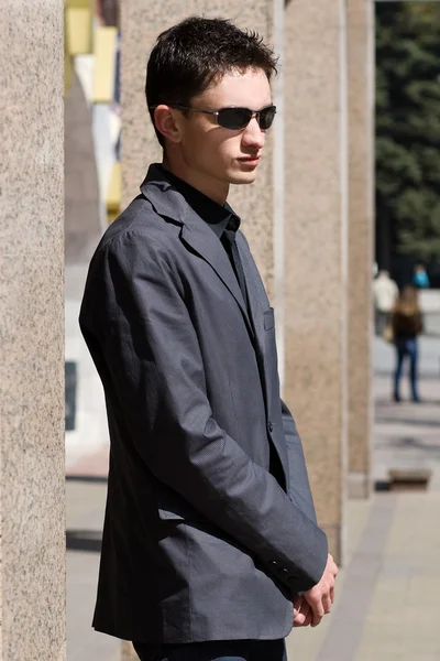 Jonge volwassen Europese man in zonnebril — Stockfoto