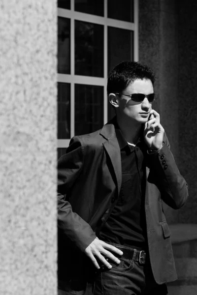 Jovem empresário fala em celular — Fotografia de Stock