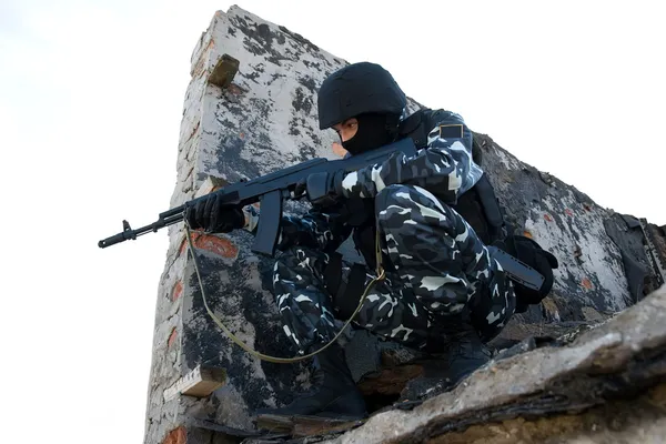 Voják s puškou, zaměřené na — Stock fotografie