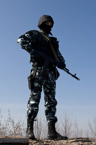 Soldado com uma espingarda AK-47 em guarda — Fotografia de Stock
