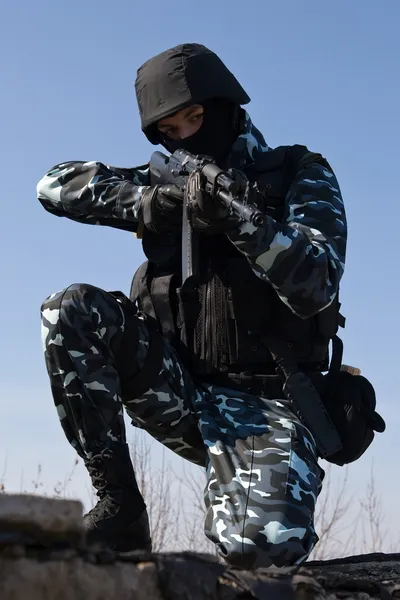 Soldado com uma espingarda apontando o alvo — Fotografia de Stock