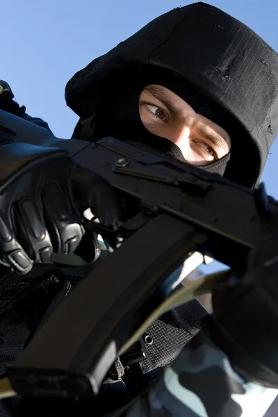 Kask içinde silahlı bir askeri portresi — Stok fotoğraf