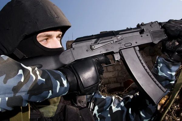 Voják střílí s automatickou puškou — Stock fotografie