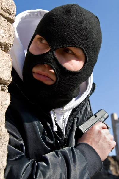 Criminoso com uma arma à espera de uma vítima — Fotografia de Stock