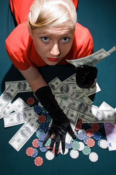 Blond met contant geld op de pokertafel — Stockfoto