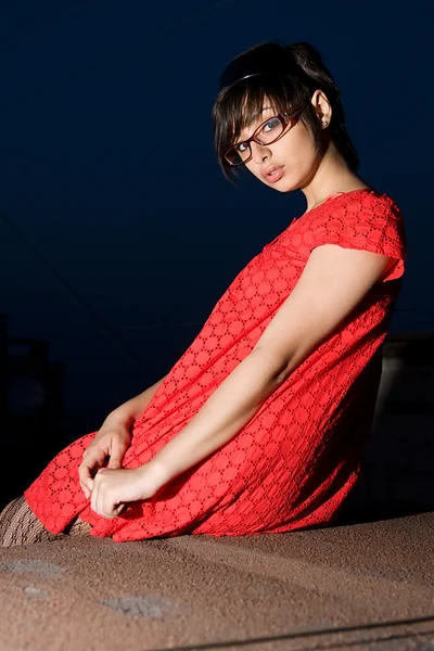 小さな赤いドレスでセクシーな若い女性の肖像画 — ストック写真