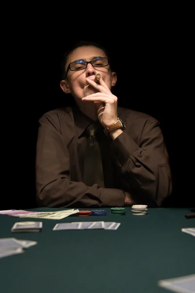 Smoker at the poker table — Stock Photo, Image