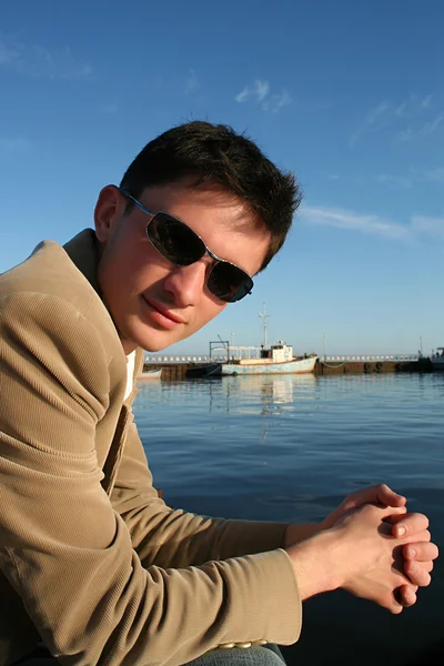 Jonge brunette man op de pier — Stockfoto