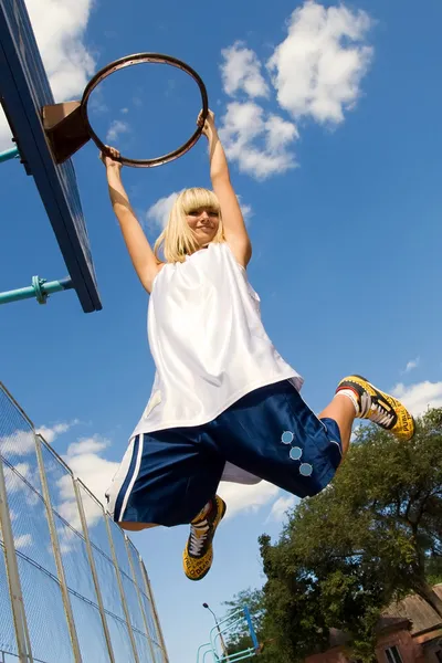 Девушка играет в баскетбол на открытом воздухе — стоковое фото