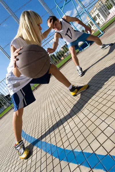 Casal de jovens jogando basquete — Fotografia de Stock