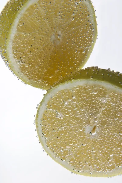 Dos limones bajo el agua — Foto de Stock