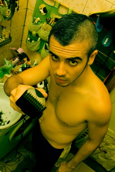 Νεαρός άντρας ξύρισμα το κεφάλι στο μπάνιο — Φωτογραφία Αρχείου