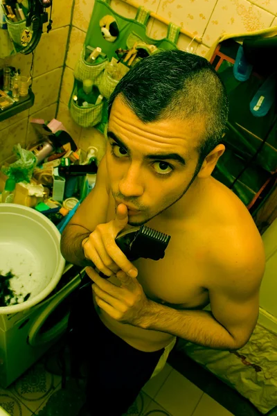 Νεαρός άντρας ξύρισμα το κεφάλι στο μπάνιο — Φωτογραφία Αρχείου