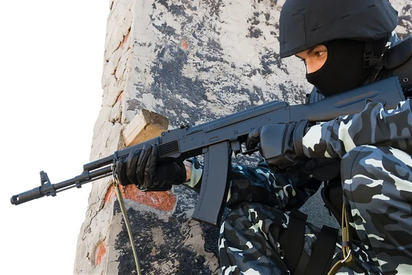 Солдат із Автоматична гвинтівка російського АК-47 — стокове фото