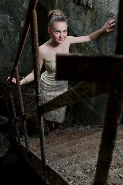 A szutykos lépcsőn állva, a gyönyörű nő — Stock Fotó