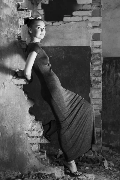 Привлекательная девушка в платье, позирующая в трущобах — стоковое фото