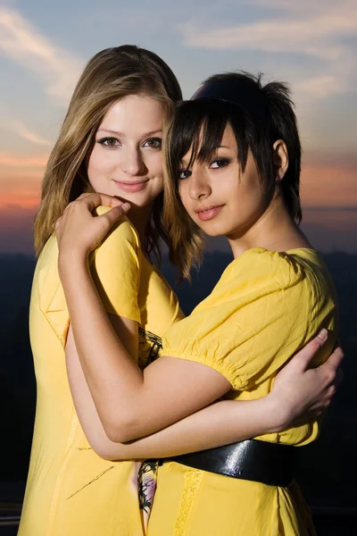 Två sexiga unga tjejer omfamnar varandra — Stockfoto