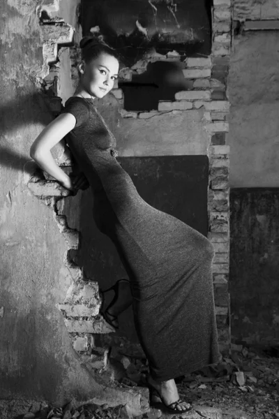 Hermosa joven posando en las ruinas — Foto de Stock
