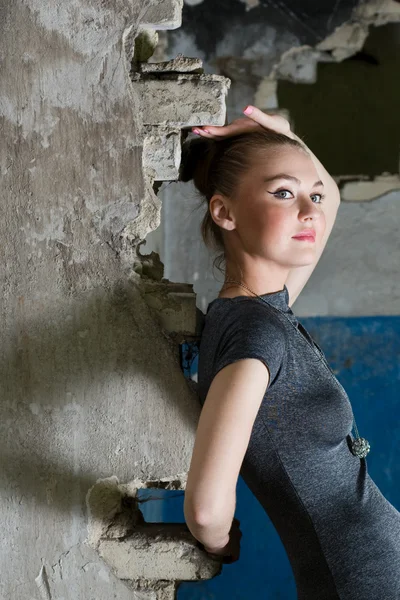 Schöne junge Frau posiert in den Ruinen — Stockfoto