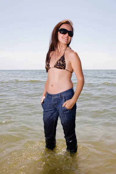 Молодая белая женщина на берегу моря — стоковое фото